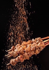 スパイスの香ばしい風味が食欲をそそる『ラム肉串焼き』の写真