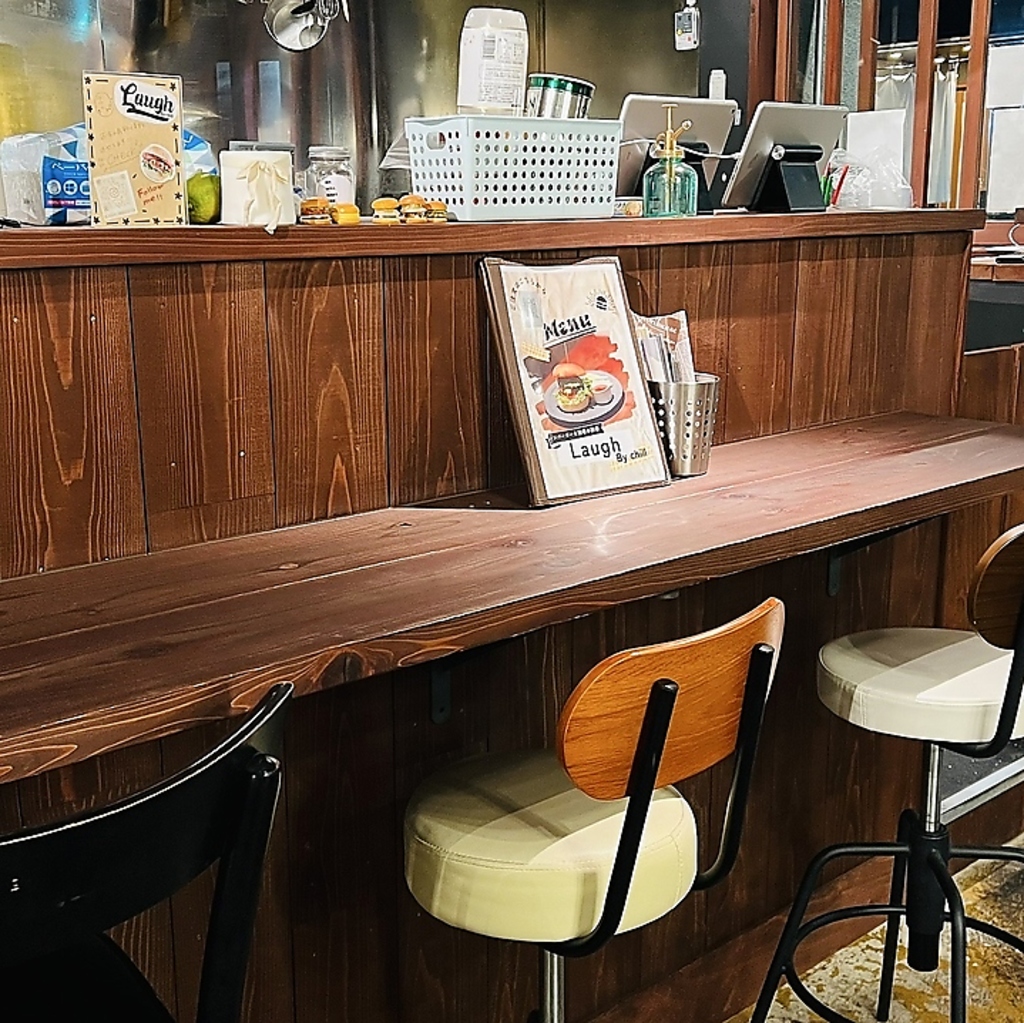 おひとり様でも気軽に楽しめるカウンター席。落ち着いた雰囲気の中くつろいでお過ごしください。