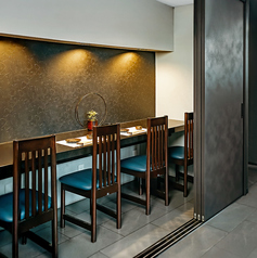 【カウンター個室｜1～4名様】1～4名様までお座りいただけるカウンター個室は、1組様限定でのご案内。しっとりとした灯りが落ち着く雰囲気で、人目を気にせずゆっくりおくつろぎいただける、常連様に人気のお席です。デートや接待、気心しれた友人との飲みの時間にもおすすめです。