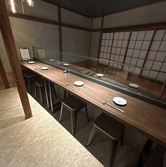 2階には、吹き抜けに向かって設置された4席のカウンターがあります。開放感あふれるスペースで、ゆったりとお食事を楽しむことができます。カウンター席からは、周囲の和モダンな雰囲気を感じながら、リラックスした時間を過ごせます。友人との会話や特別なひとときを大切にできる場所ですので、ぜひお越しください！