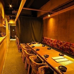 【テーブル席：2～24名様】横並びになっており、少人数～大人数まで、人数に応じてアレンジ可能なお席です。落ち着いた内装と照明の中、椅子のデザインがオシャレでかわいいお席、座るだけで気分が上がる空間です！