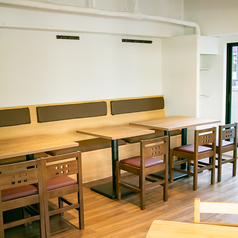 片側にゆったりと座れるソファーを配した4名掛けのテーブル席は、気心の知れた仲間とテーブルを囲んで賑やかに食事を楽しむのに最適です。背もたれ付きの椅子も完備されており、長時間でも疲れにくい設計が嬉しいポイント。明るい光が差し込む開放的な空間で、会話も弾む楽しいグループランチやディナーを。