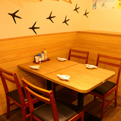 2名～4名様掛けのテーブル席もご用意しております！席と席の空間は広めにご用意しておりますので、オープンフロアでもプライベート空間は確保しております。