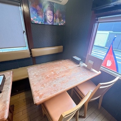 4名掛けのテーブル席が3つございますので、ご友人や同僚、ご家族など、様々なシーンでご利用いただけます。異国情緒あふれる雰囲気の中で、特別な時間をお過ごしください。本場のインド・ネパール料理を楽しみながら、笑顔あふれるひとときをお楽しみいただけます。