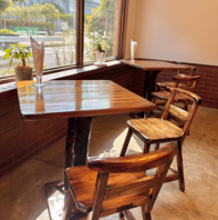 テラス席のような開放感あるテーブル