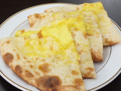 とろ〜りチーズ！チーズナンの写真