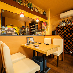 ほっと落ち着けるテーブル席。仕事帰りに一杯や仲間内の飲み会などお気軽にどうぞ。