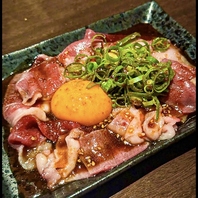 とろける旨さ、極上の一口。卵黄と絡む和牛の誘惑。