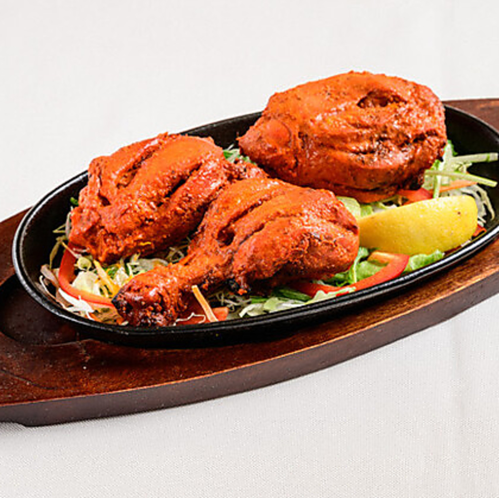 タンドリーチキン　２P スパイスとヨーグルトに漬け込んだ骨付きもも肉の窯焼