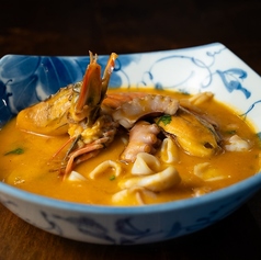 PARIHUELA DE MARISCOS 魚介出汁のトマトスープ赤ワイン風味
