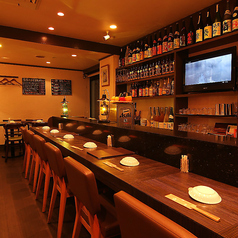 オープンキッチンを囲んだカウンター席では、店主の手さばきを見ながらお食事を楽しめます。丁寧な接客をされるこちらの店主と、お話も楽しんで下さいね☆