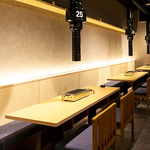 木を基調とした店内はご友人、ご家族とのお食事にもぴったり！ゆったりと寛げるテーブル席をご用意。
