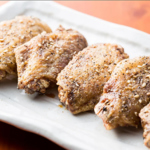 2度揚げをし、外はカリッと中はジューシー、超スパイシーな味わいが癖になる「スパイシー手羽唐(黒)