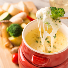 《横浜駅周辺のデートにおすすめ》カップルでシェアしよう！季節野菜のチーズフォンデュが税込1,950円〜の写真