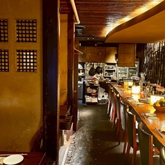 7:3の黄金比率が決め手 桜の一枚板・カウンター席