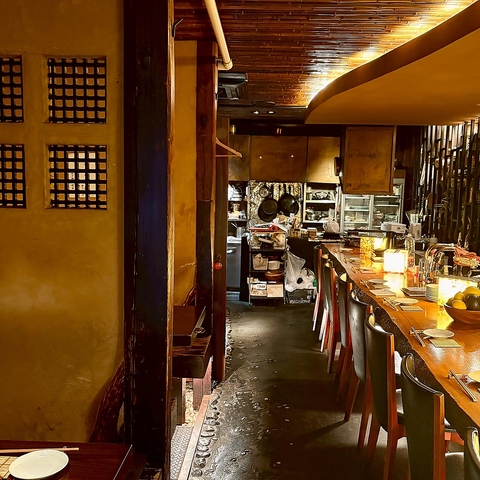 一枚板のカウンターと半個室のテーブルでとこだわりのお酒とお料理をお楽しみください