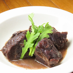 牛ほほ肉の赤ワイン煮込み