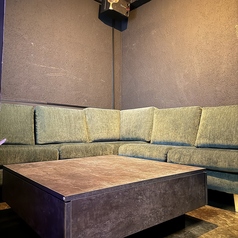 秘密扉の中には隠れた個室が広がります。7名様まで座れるふかふかソファ。カラオケも完備しており雰囲気の違ったお部屋をご用意しておりますので、シーンに合わせてご利用頂けます。広々空間でお過ごしください。z