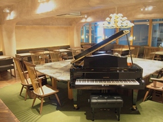 店の中心にはグランドピアノがあります