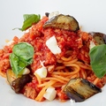 料理メニュー写真 イタリアンソーセージと茄子のトマトパスタ　モッツァレラ添え