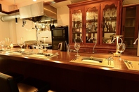 ゆったりとした店内にカウンター席をご用意