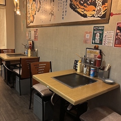 鉄板付きのテーブル席では、お客様ご自身でお好み焼きやもんじゃを焼いて、お召し上がりいただけます会社の歓送迎会や二次会などの、各種宴会にもオススメです◎アツアツの鉄板を囲んで、お好み焼きの香りと楽しい雰囲気が広がるテーブル席は、素敵な思い出に残ること間違いなし♪仕切り有になります。