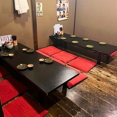 8名様から10名様前後でのちょっとしたお集まりに便利な中規模の個室もご用意しております!同僚との飲み会や部署の打ち上げ、合コンなど、中規模のグループで盛り上がるのにぴったりのお部屋です◎扉付きの完全個室なので、会話を楽しみながらリラックスしてお過ごしいただけます。