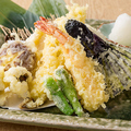 料理メニュー写真 職人が揚げる季節の天ぷら盛合せ