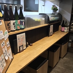 お一人様はもちろん、カップルでのご利用にも最適なカウンター席を4席ご用意しております。目の前には、当店自慢の厳選された焼酎や日本酒のボトルが並びます。お酒好きにはたまらない特等席で、落ち着いた大人の時間をお過ごしください。