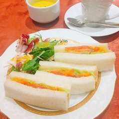 【期間限定】スモークサーモンのカルパッチョサンド