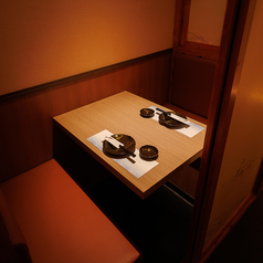 大切な方とのお食事や仕事帰りの一杯にぴったりな、落ち着いた個室空間をご用意しております。周囲を気にせずゆったりとお過ごしいただけるプライベート空間は、デートや記念日、少人数での飲み会にもおすすめ。美味しい料理とお酒を楽しみながら、心地よいひとときをお過ごしください。