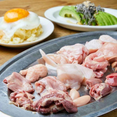 新鮮な焼き鳥を自分で七輪で焼き上げて味わうスタイル