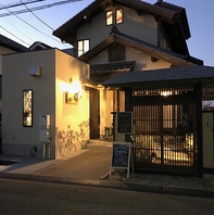 落ち着いた雰囲気、夜のバルレストラン