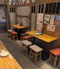 ゆったりと料理が楽しめるテーブル席です◎2名様~4名様用です。