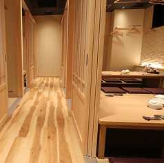 落ち着きのある空間はデートや女子会にも最適！2名様～大人数までご利用OKの個室をご用意しております◎会社でのお集まりはもちろん、プライベートでの利用など様々なシーンでの利用におすすめ！