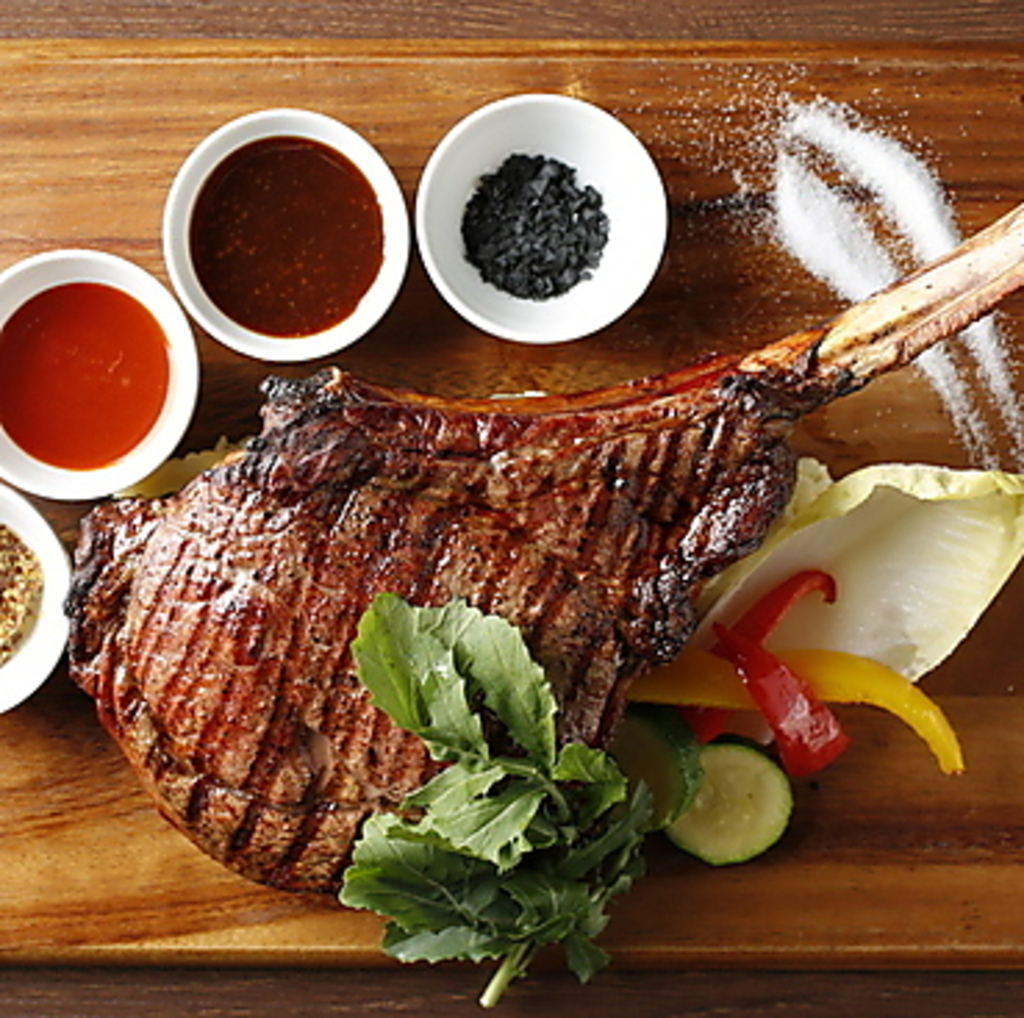 約1kgの特大トマホークステーキはSNS映えも抜群です◎皆でシェアしてお楽しみ下さい！