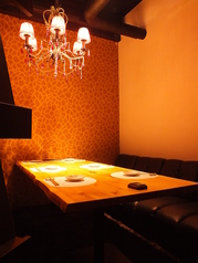 【ソファー席個室：2名～6名】大きなシャンデリアが印象的な個室はソファー席になっています。