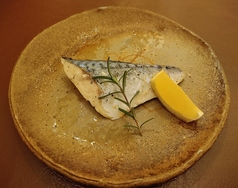 脂ののった北欧鯖のコンフィ 自家栽培のハーブとレモン添え