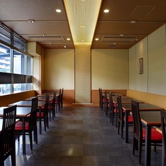 テーブル席です。ご家族、ご友人とのお食事はもちろん、各種ご宴会もぜひ『かごの屋』をご利用下さい。