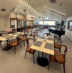 【20名様~70名様まで受付可能】広い店内ではグランドピアノをご利用いただきコンサートや交流会などの貸切り利用が可能です。ご予約の7日前19時までにご予約願います。