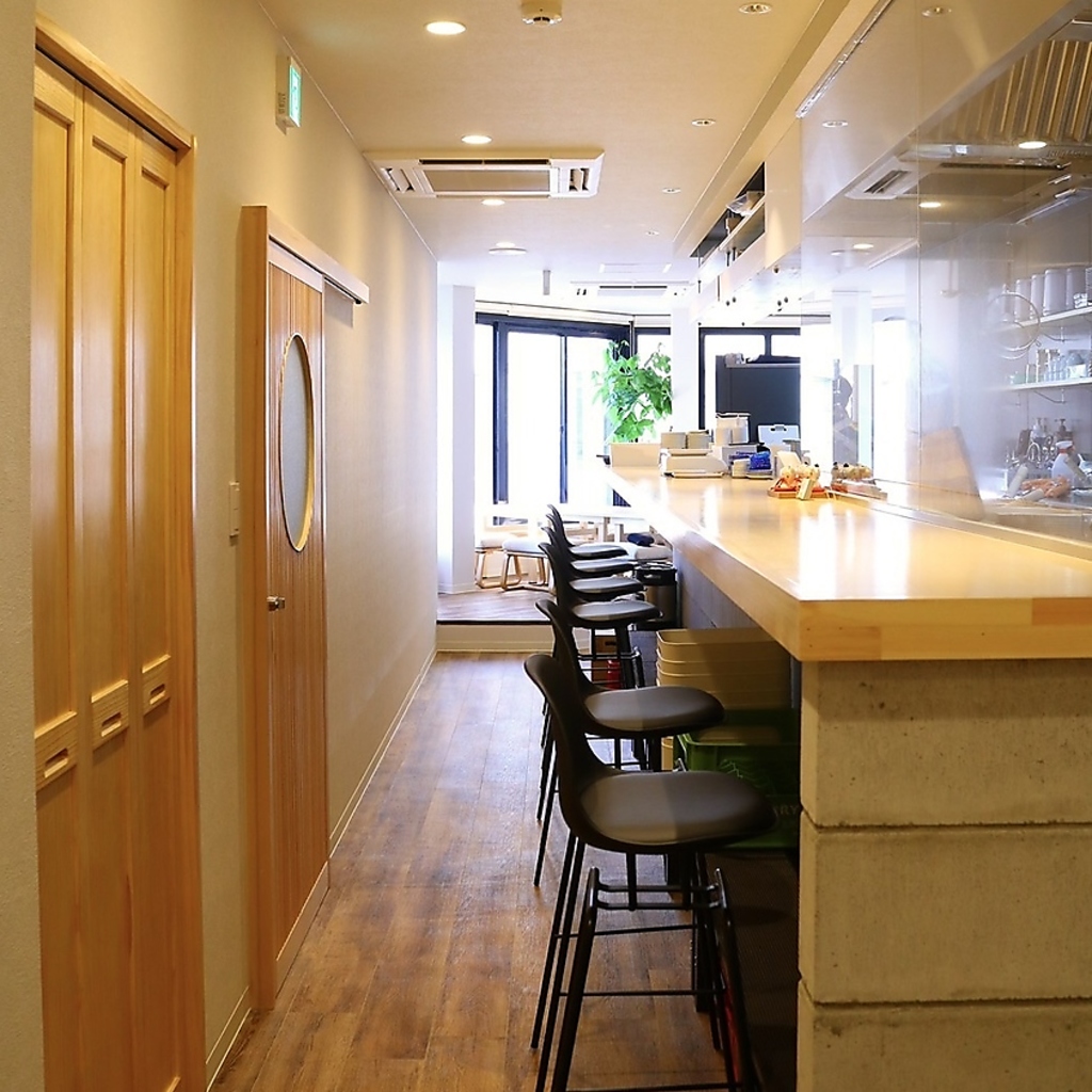 カウンター席もございます！お食事や会社帰りのサク飲みにも…お一人様でもお気軽にご来店ください♪