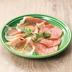 生ハムとサラミの盛り合わせ