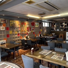 カラフルで清潔感のある店内は広々つけるテーブル席をご用意☆