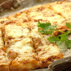 鶏そぼろでナンピザ