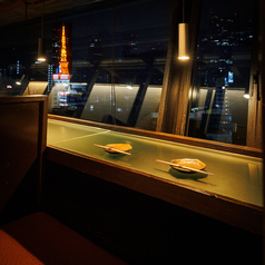 【夜景眺望席】2名様専用の横並びタイプ。カップルやご夫婦などデートの機会にご利用頂けるのが最良。マリンビル10Fからの夜景はとても心地よい時間造りをサポートしてくれます。お二人でゆるりと楽しんで下さい。