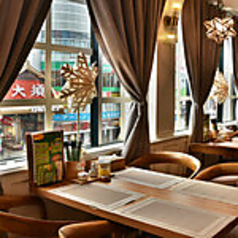 外の景色を楽しめる窓際のテーブル席がございます。デートや女子会にぴったりのお席となります。