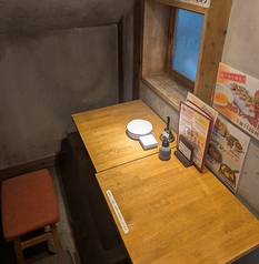 雰囲気のあるこちらの半個室はデートにもピッタリ！2名様～4名様用の個室席になります。