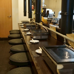 落ち着いた雰囲気のカウンター席が8席ございます◎お一人様でのご利用や、デートなどにも最適です。目の前で焼きあがるお肉を眺めながら、至福のひとときをお過ごしください。