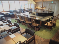 テーブル席×6、ボックス席×4、カウンター12席