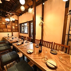 広々としたテーブルは、ゆっくり過ごせて居心地は抜群◎家族団らんのひとときにもオススメです♪
